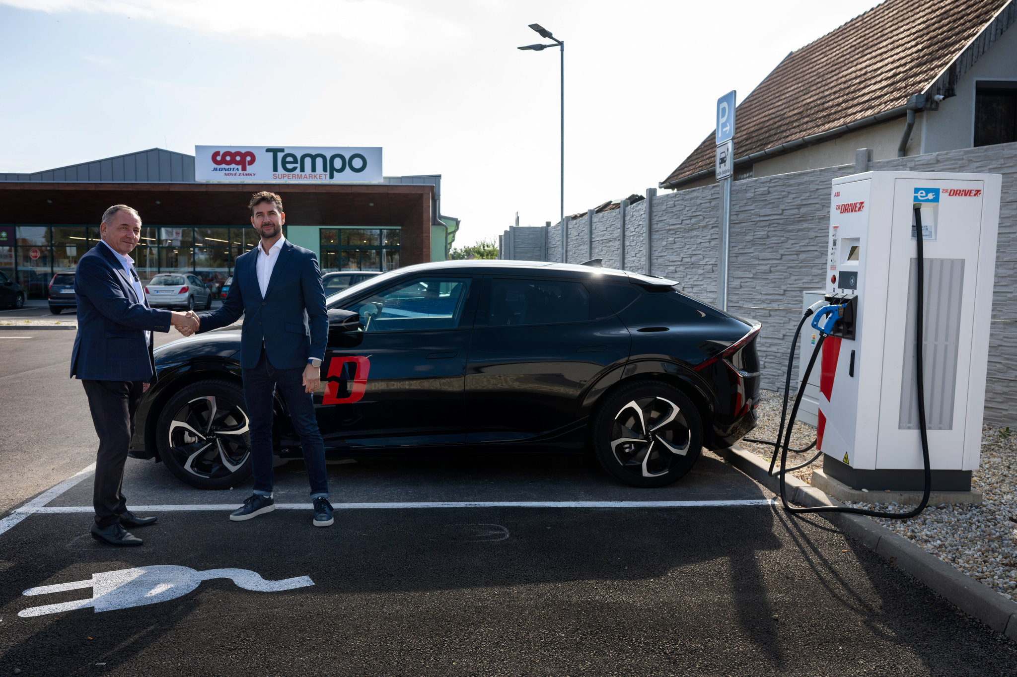 Nabíjanie elektromobilu a nakupovanie v Hurbanove ide ruka v ruke