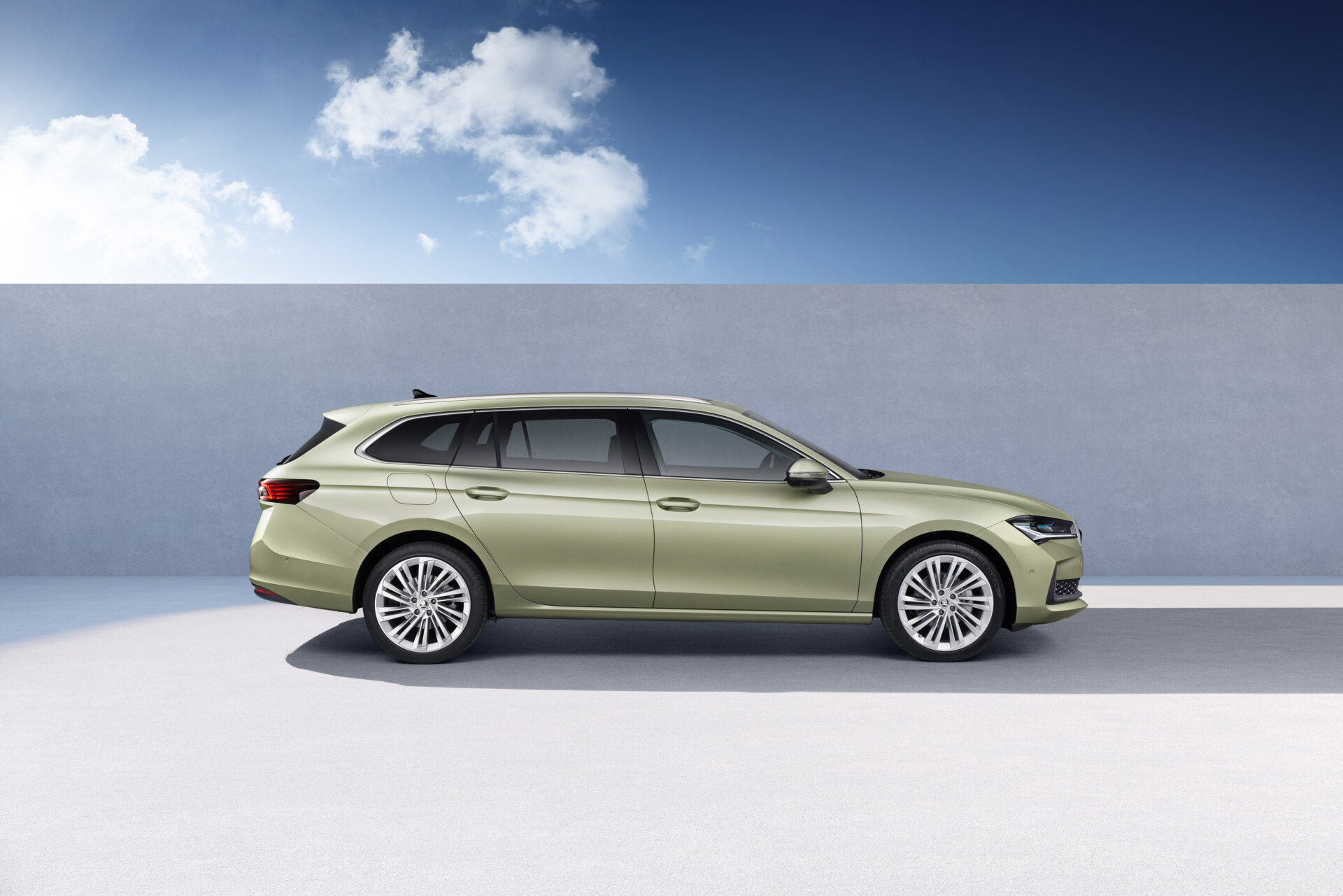 Škoda Superb oslavuje 90 rokov: ako sa z luxusného sedanu stal moderný kombi s dojazdom 120 km na elektrinu