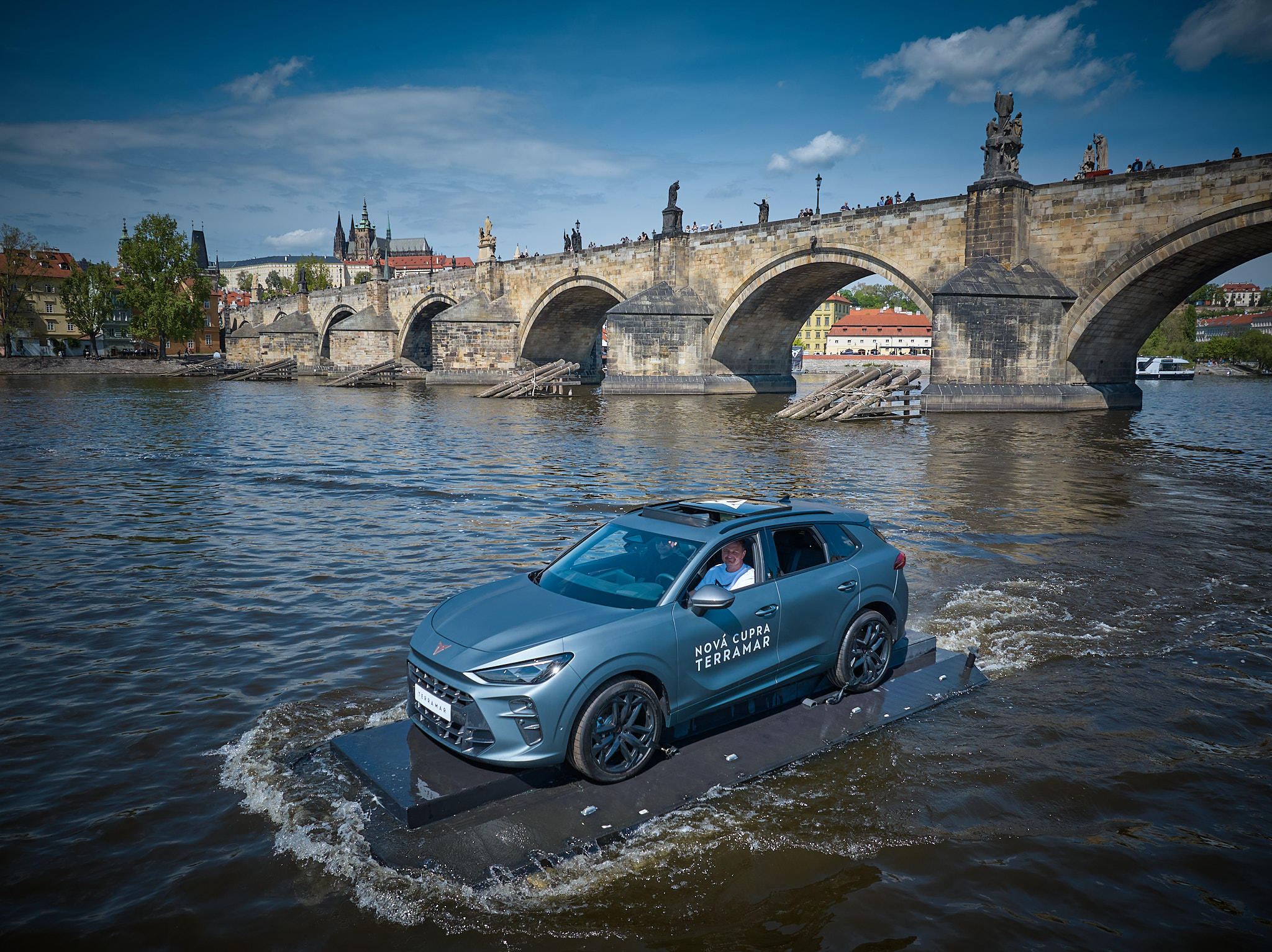 CUPRA Terramar vyplával na Vltavu ako unikátny FLOATING projekt
