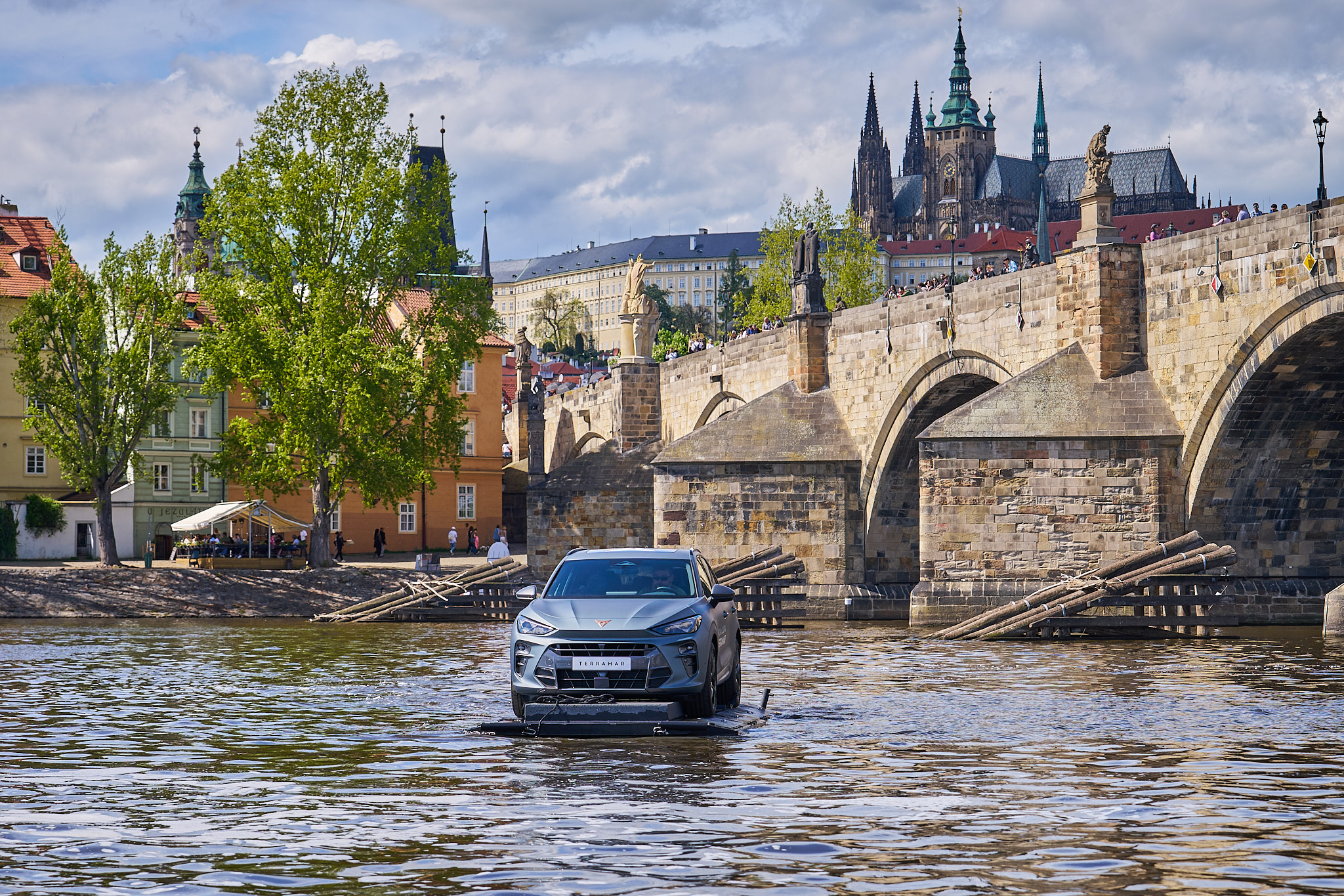 CUPRA Terramar vyplával na Vltavu ako unikátny FLOATING projekt