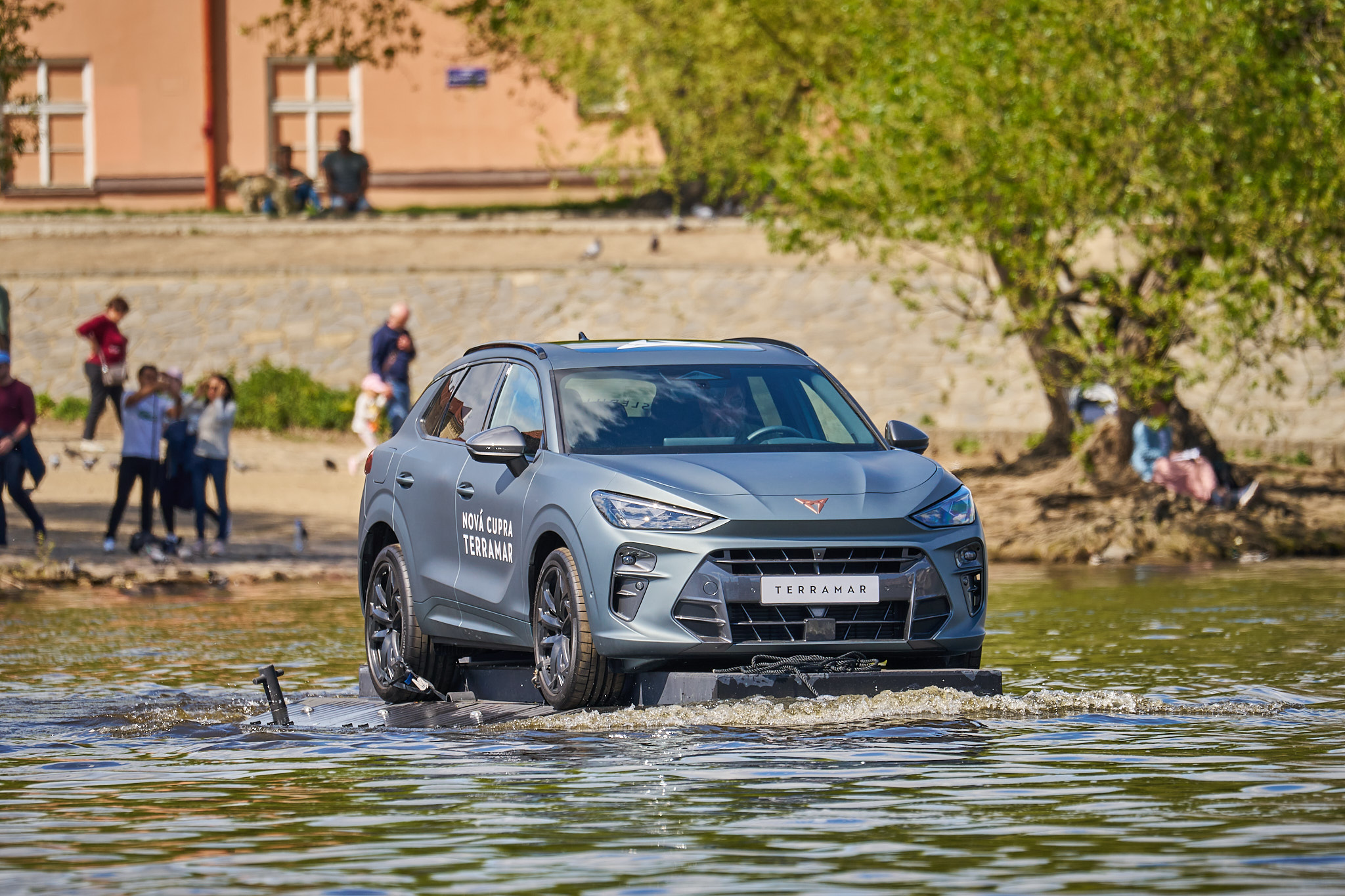 CUPRA Terramar vyplával na Vltavu ako unikátny FLOATING projekt