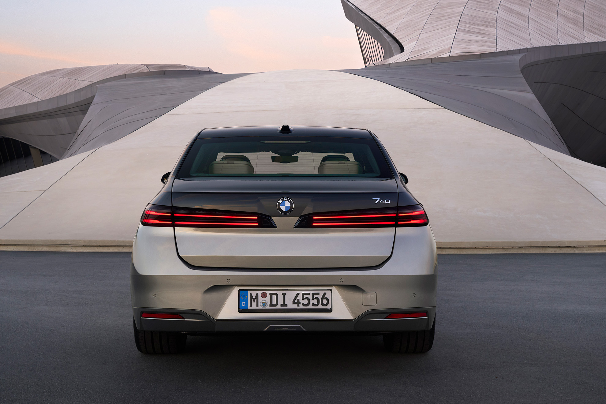 nove BMW rad 7 zadok