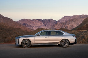 nove BMW rad 7 bok