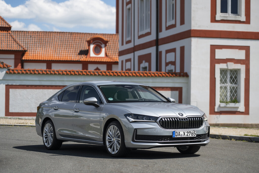 skoda superb liftback