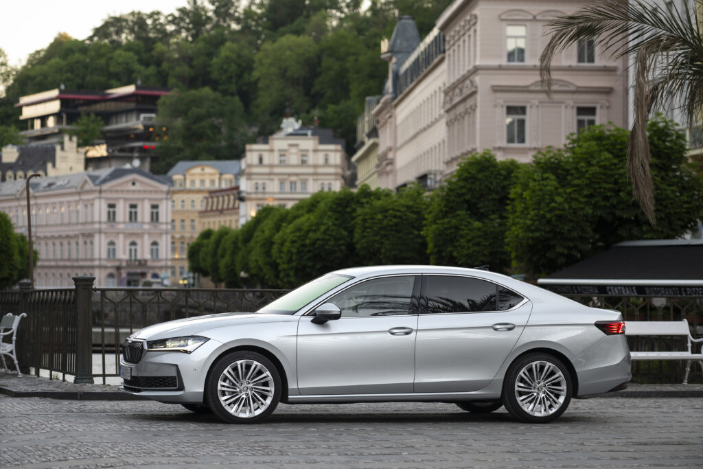skoda superb liftback