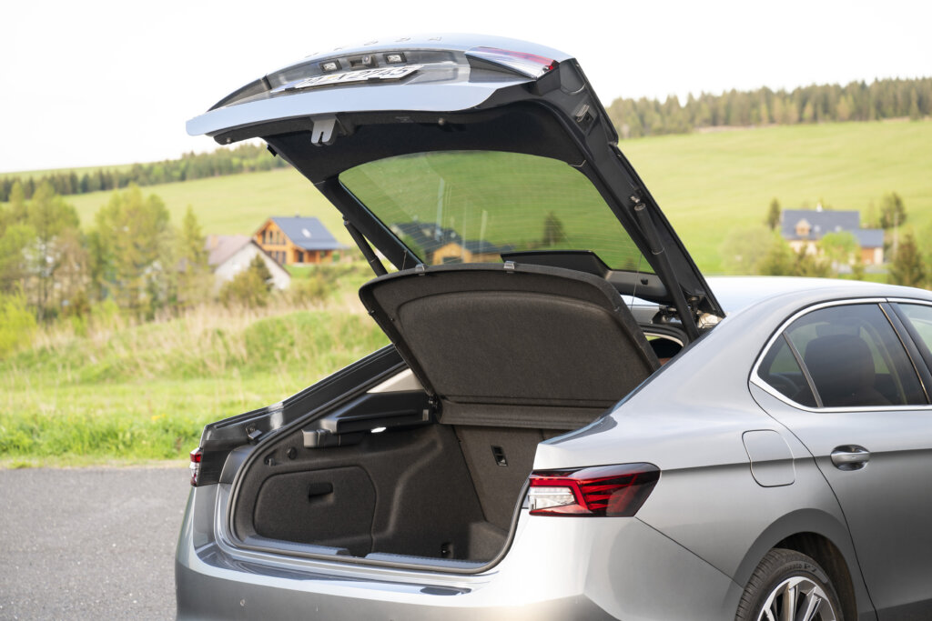 skoda superb liftback